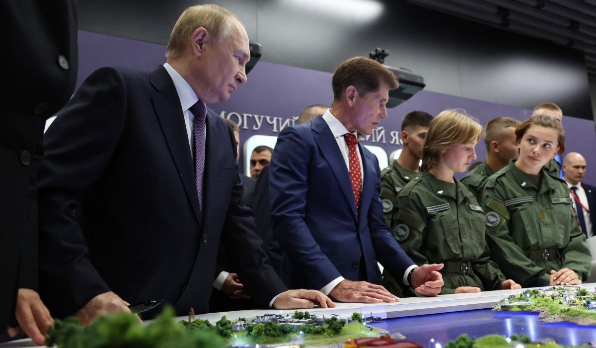 Владимир Путин посетил выставку филиала Национального центра «Россия»