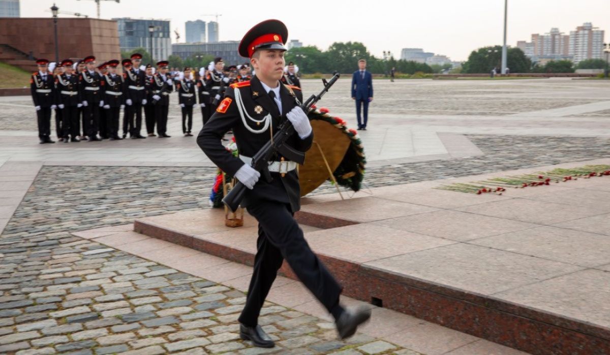 Почетный караул отметит юбилейную вахту у Музея Победы