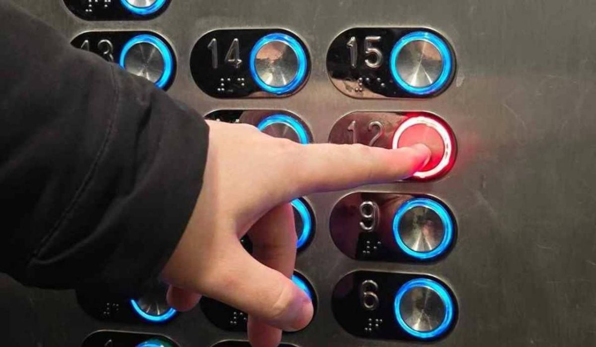 В Мурино лифт с пассажирами рухнул с 18-го этажа