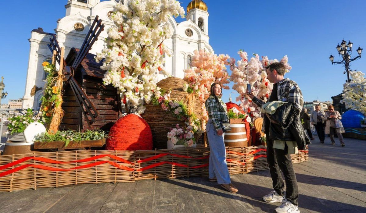 Город украсили 300 праздничными конструкциями к Пасхе