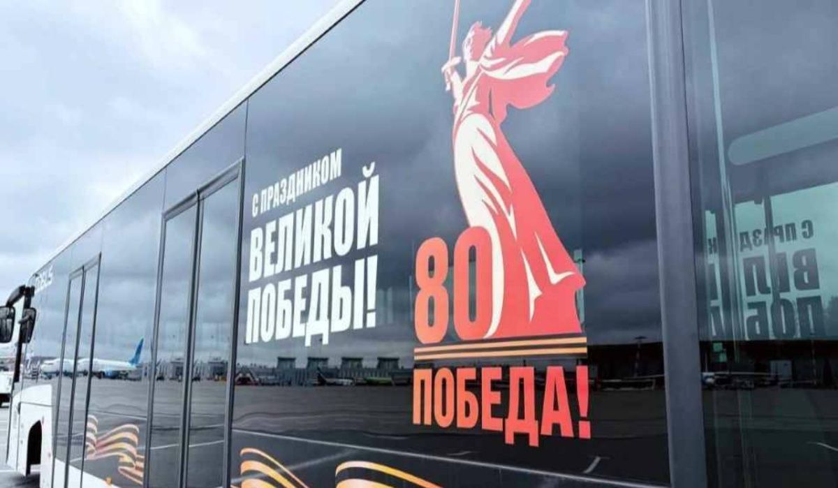 Автобусы в Пулково украсили в честь Дня Победы