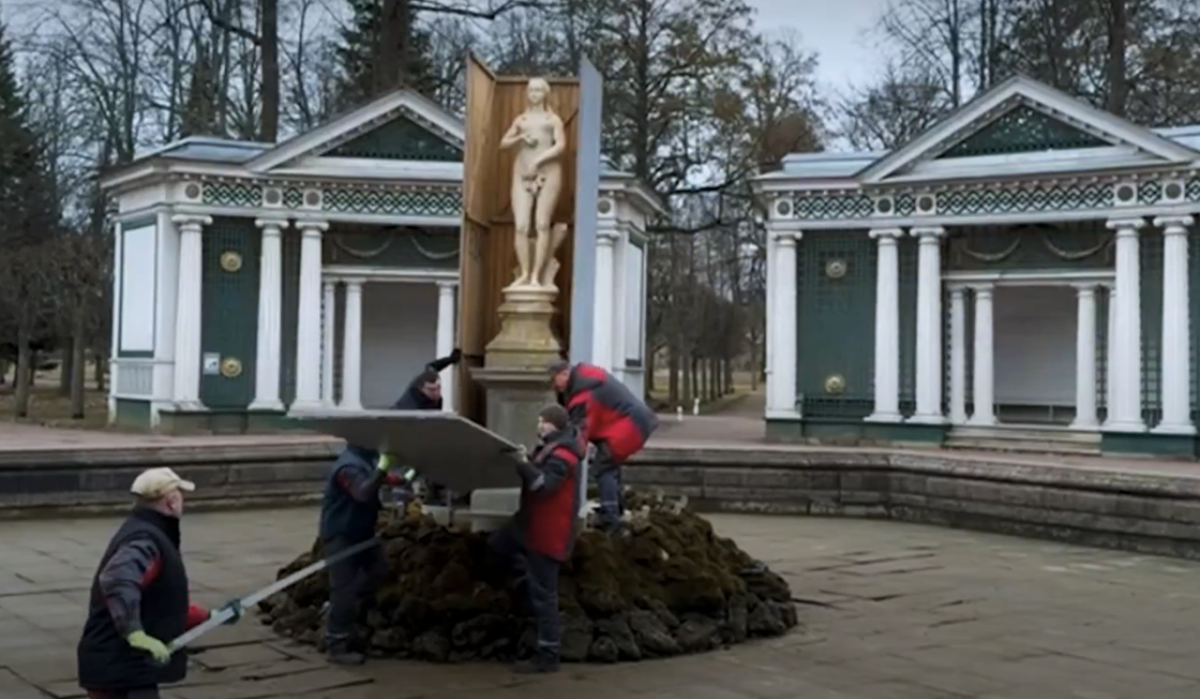 Еву в Петергофе лишили одежды