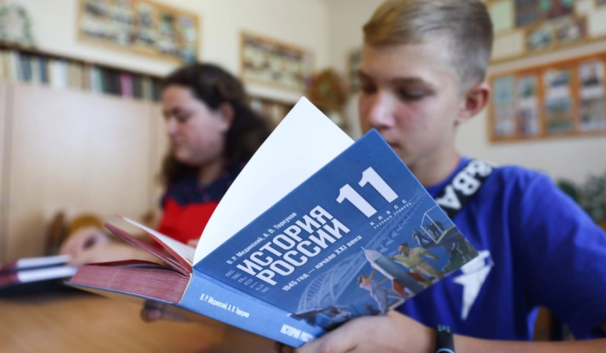 Минпросвещения выступило против перехода на электронные учебники