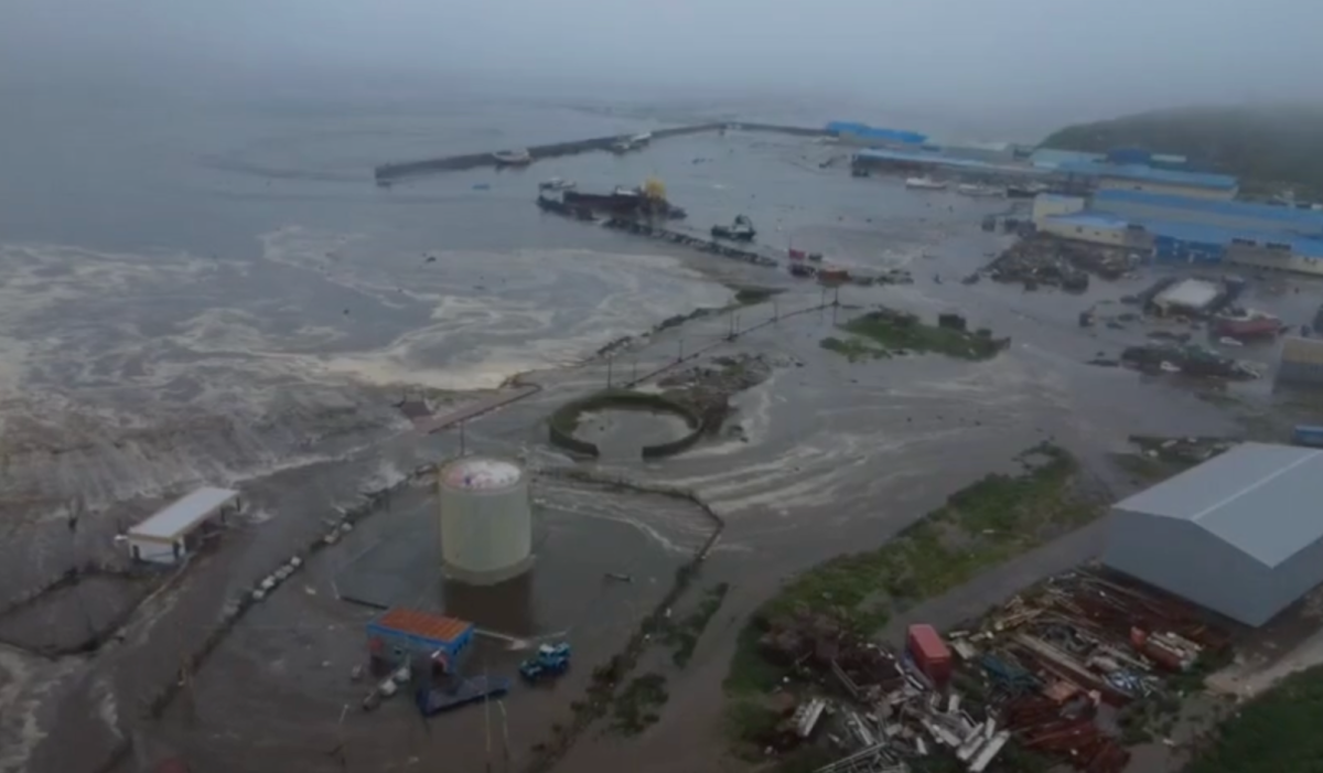 Цунами высотой до 6 метров обрушилось на Камчатку и Курилы