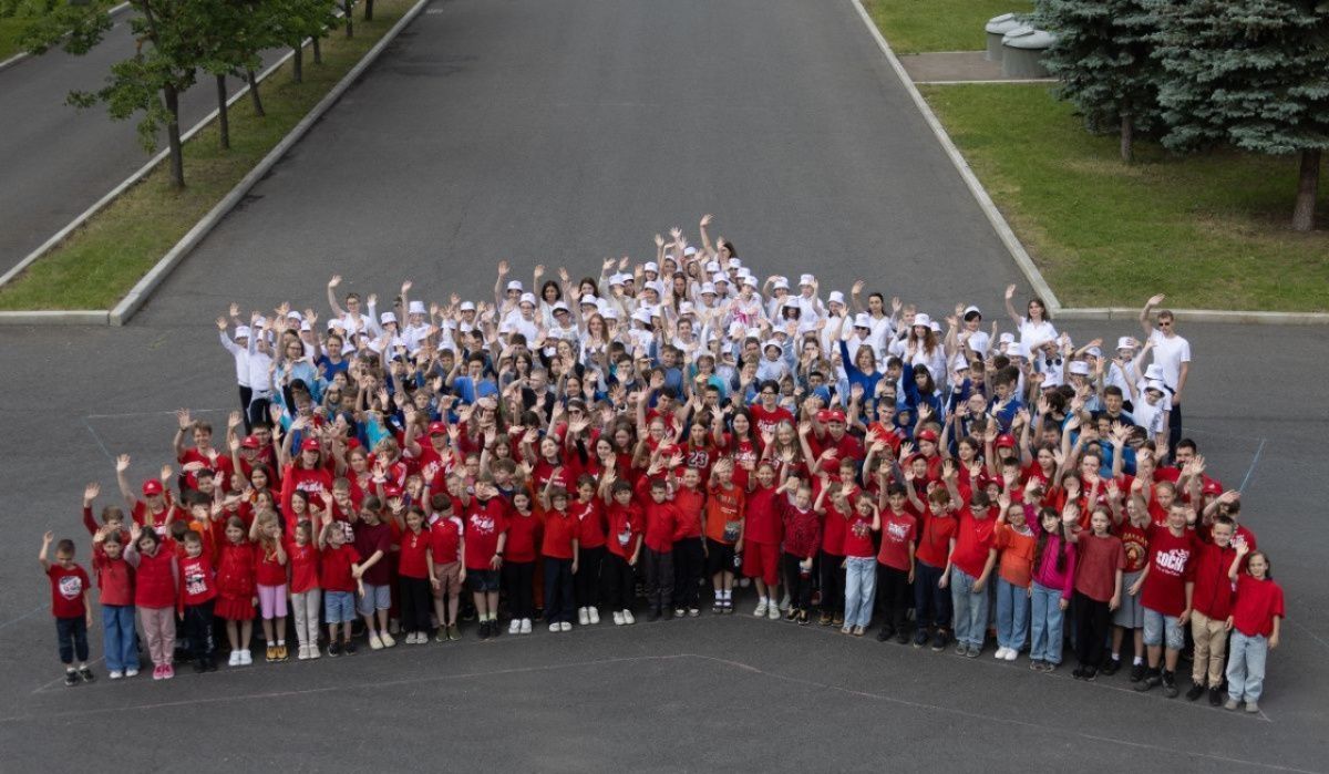 400 детей исполнили гимн России у стен Музея Победы