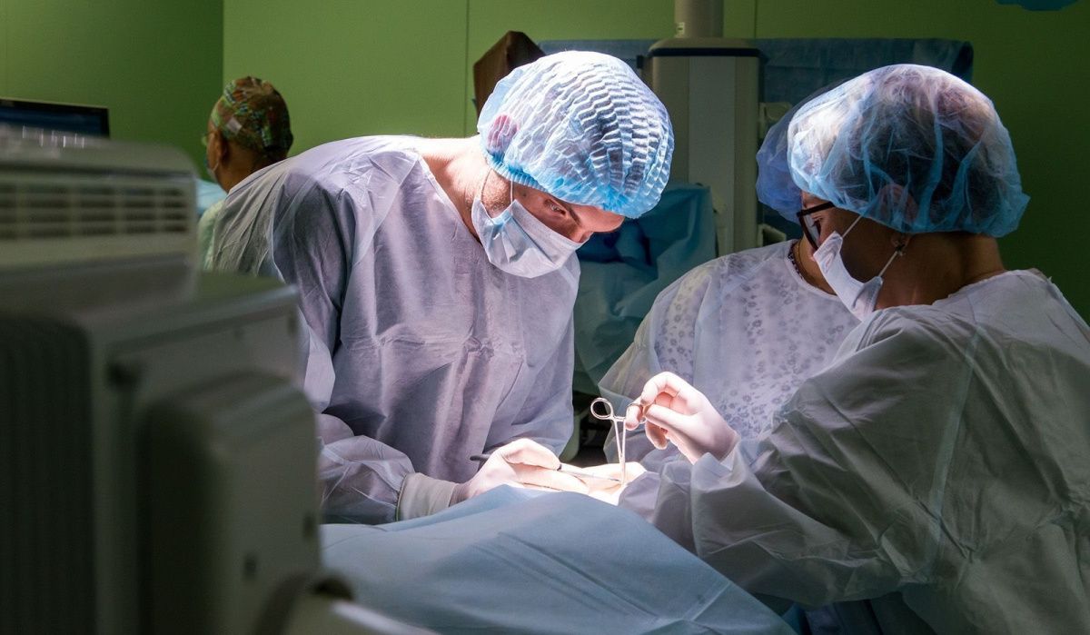 Московские врачи оказывают помощь пострадавшим в инциденте под Брянском