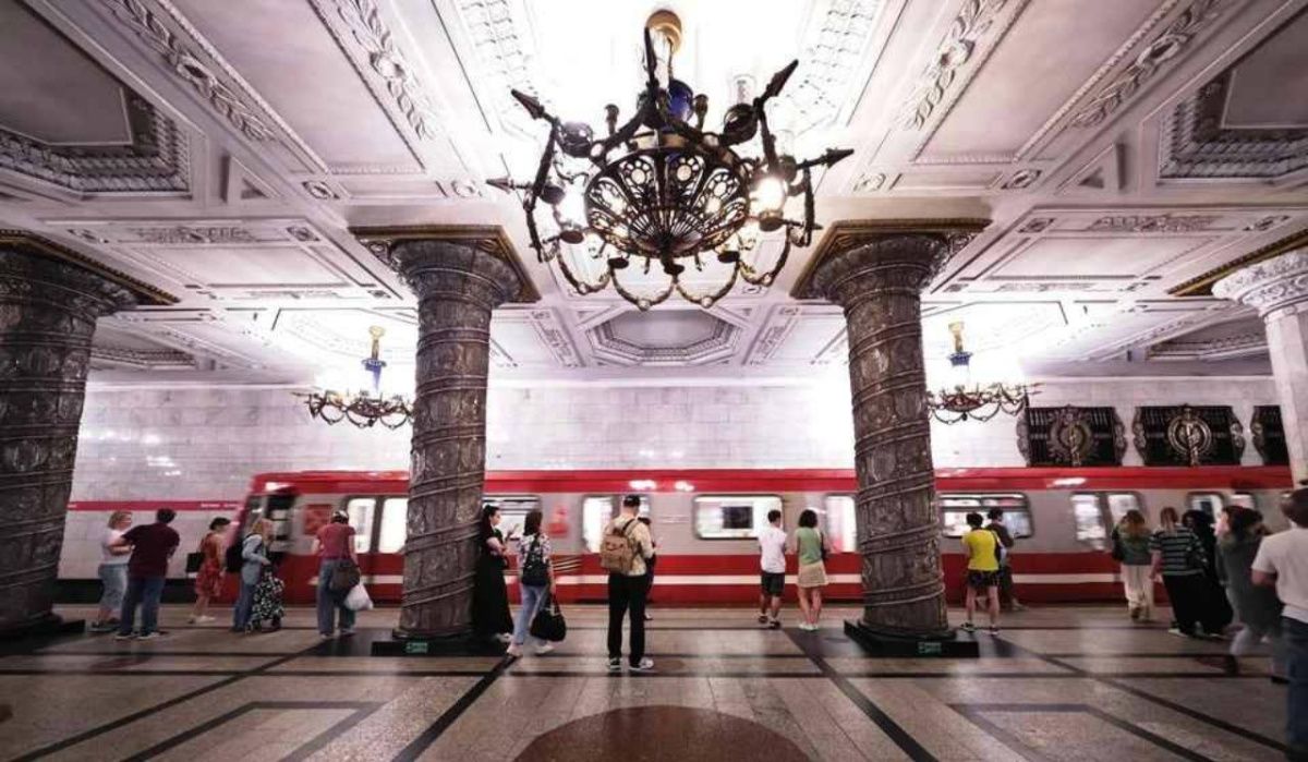 На красной ветке метро запустят два брендированных поезда «Балтиец» с 10 ноября