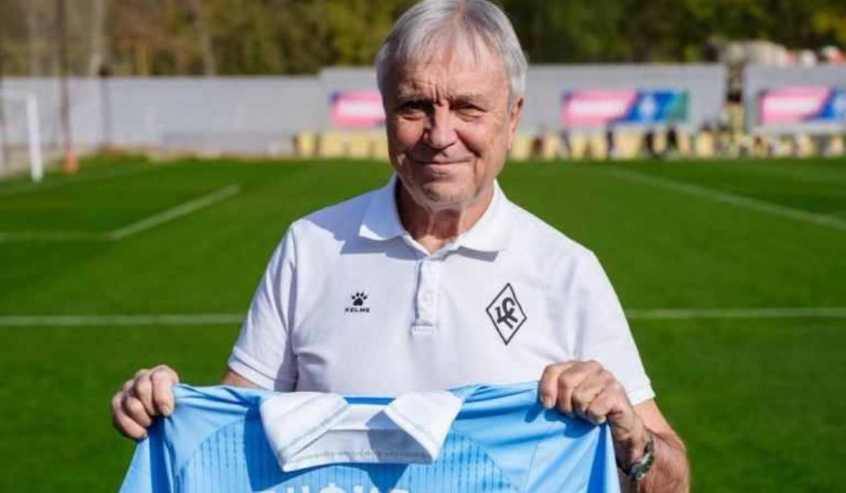 Клуб РПЛ подписал 75-летнего футболиста