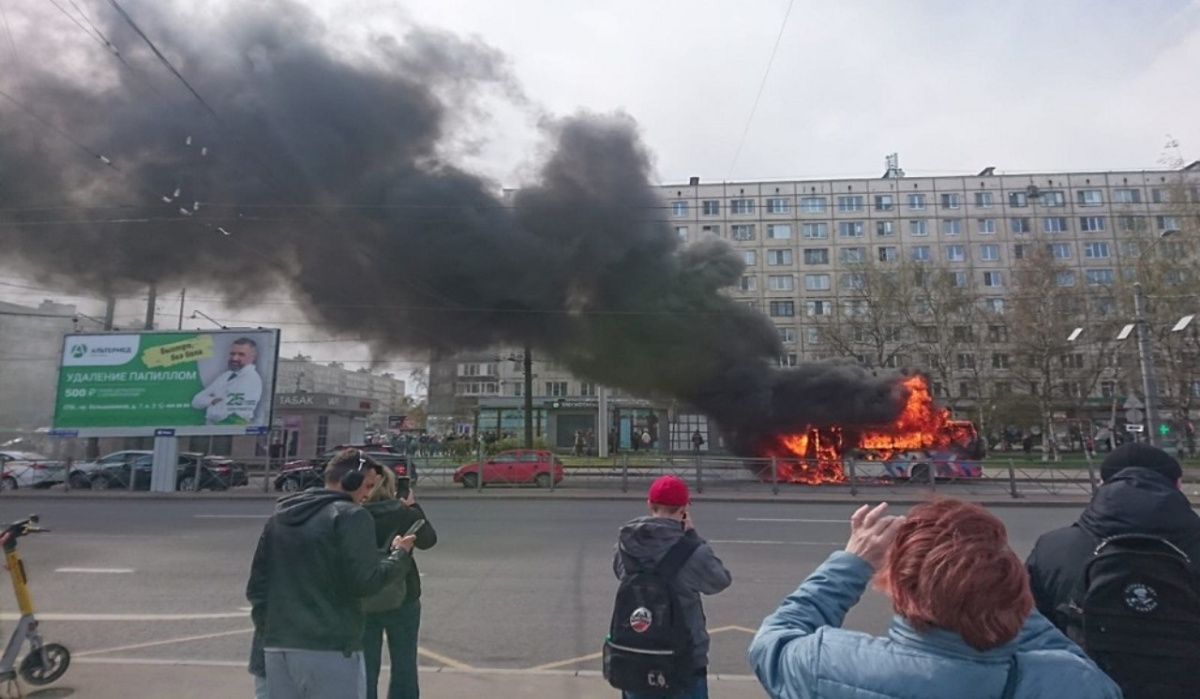 Пожар в Петербурге: автобус уничтожен огнем