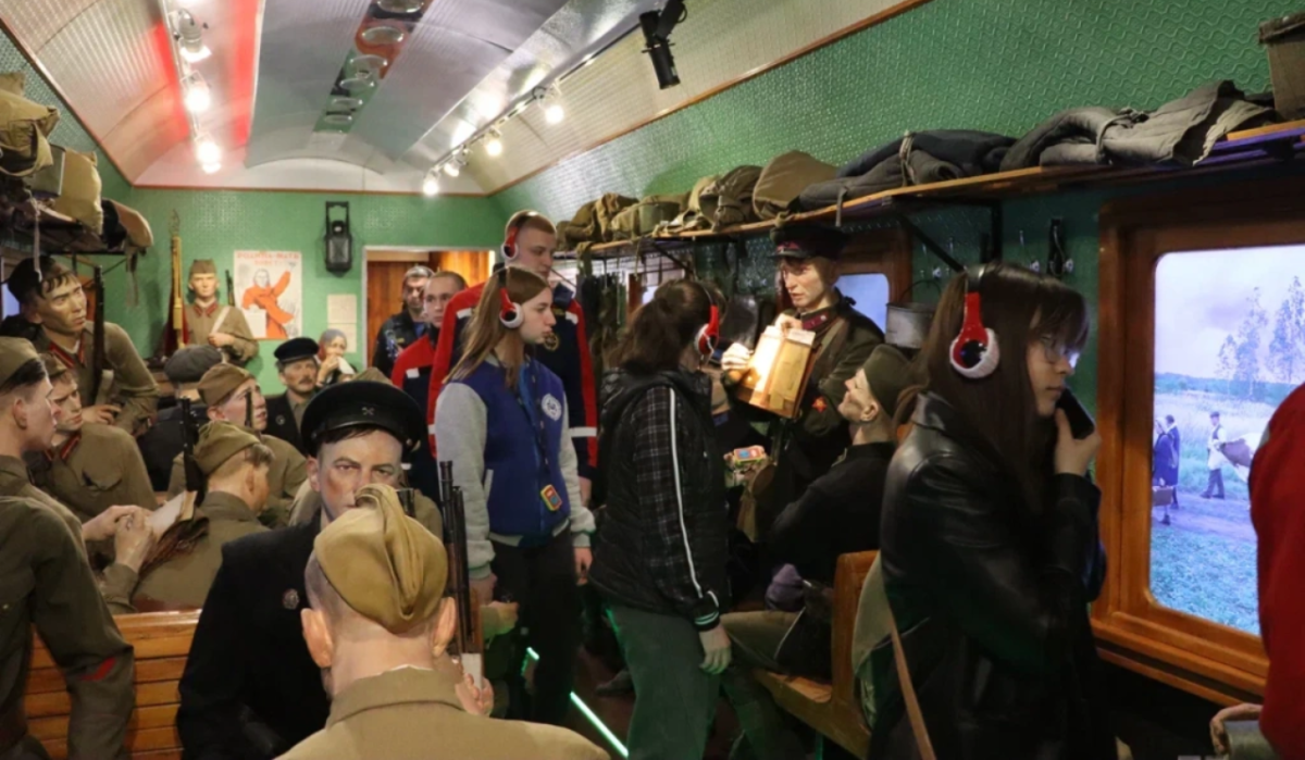 Жители Ростова посетили уникальную выставку в «Поезде Победы»