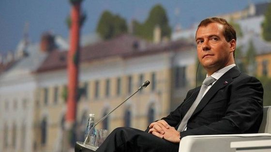 Медведев объяснил, ждать ли покушений на Макрона и Шольца