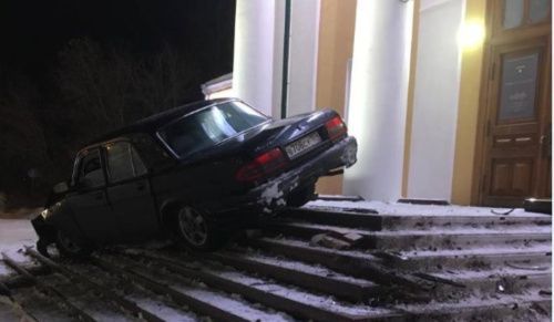 В Перми водитель на угнанном автомобиле врезался в здание художественной галереи