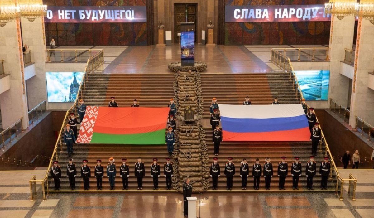 В Музее Победы торжественно развернули флаги России и Беларуси