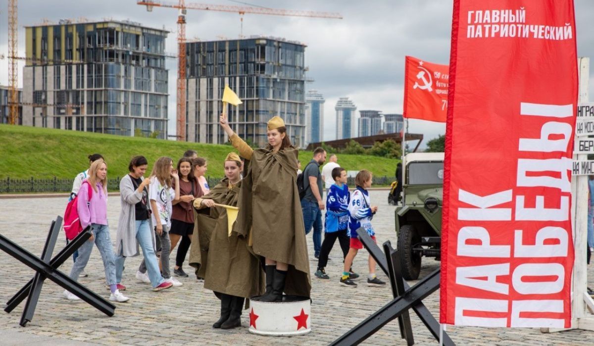 Парк у Музея Победы станет уличной выставкой в выходные