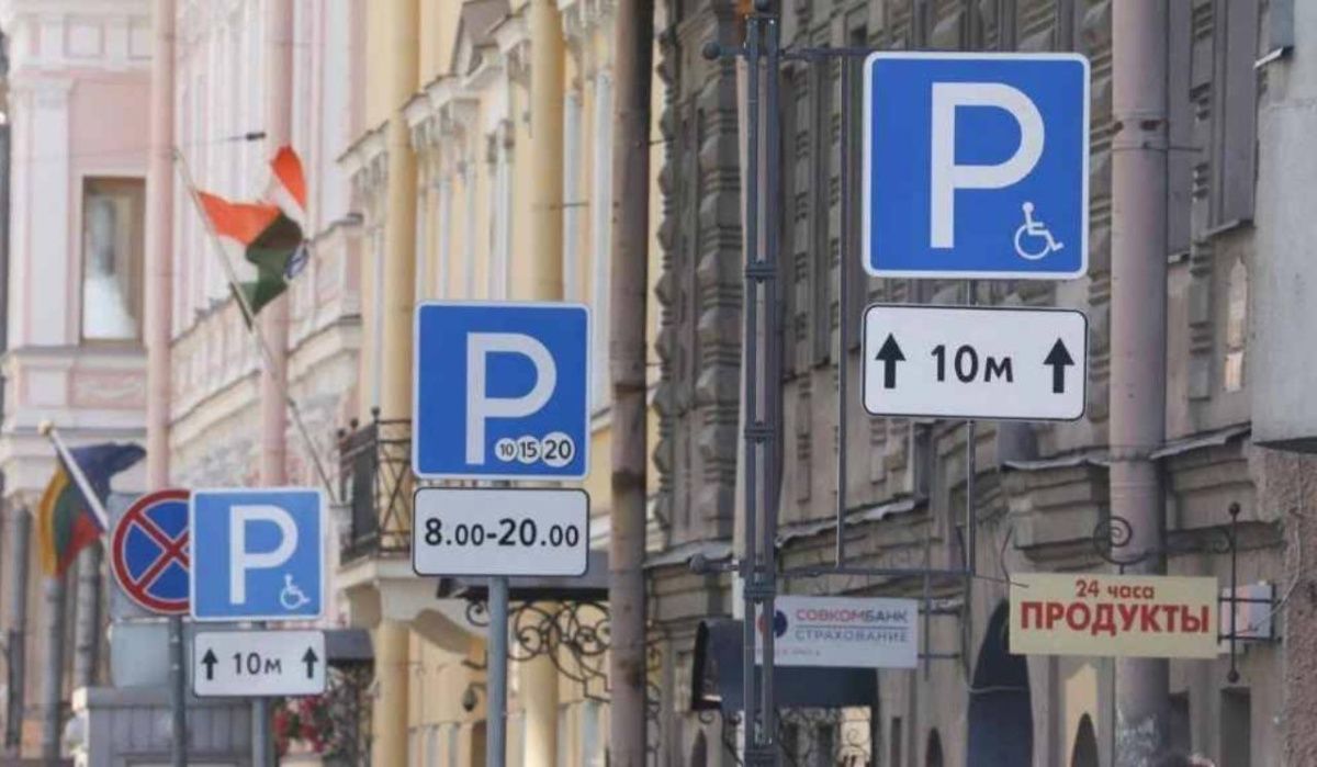 В Петербурге почти на 400 участках ограничили платную парковку ночью