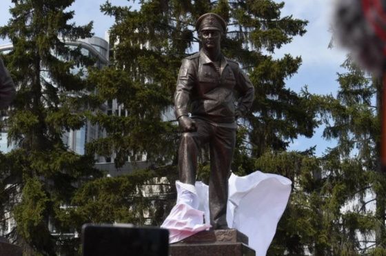В Екатеринбурге появился памятник председателю Союза десантников России 