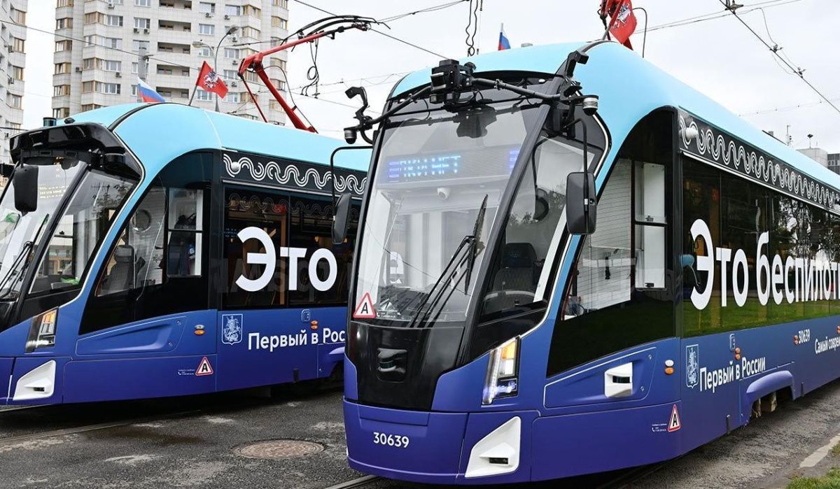 Первый в России пассажирский беспилотный трамвай начал работу в Москве