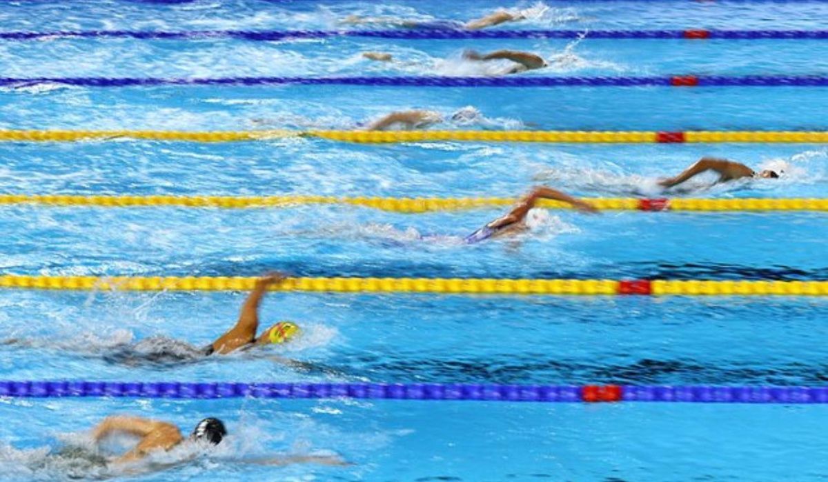 Российских спортсменов на водном ЧМ поддерживают болельщики в тельняшках с Андреевским флагом