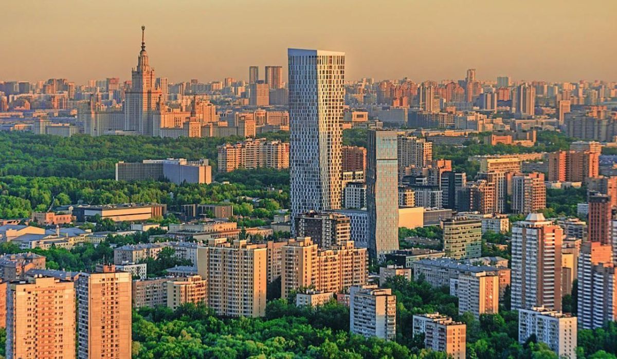 Москва продемонстрировала медиакуб с достижениями в области градостроительства на ПМЭФ-2025