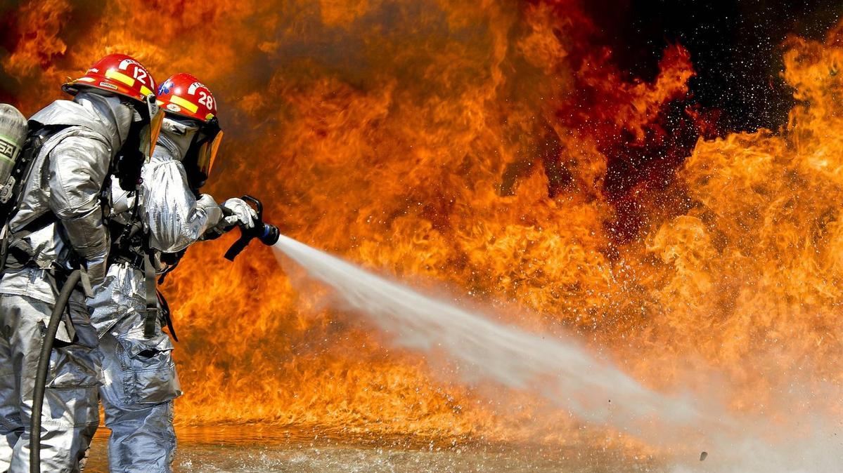 На катере в Петербурге произошел пожар