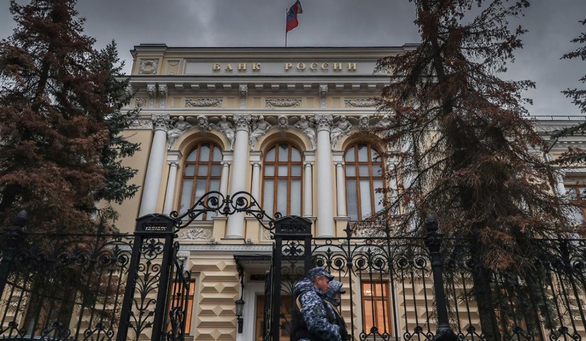 ЦБ впервые с июня 2023 года установил курс доллара ниже 81 рубля