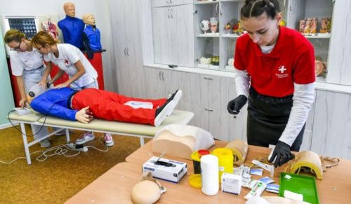 Пермские школьники пробуют свои силы в медицинских профессиях
