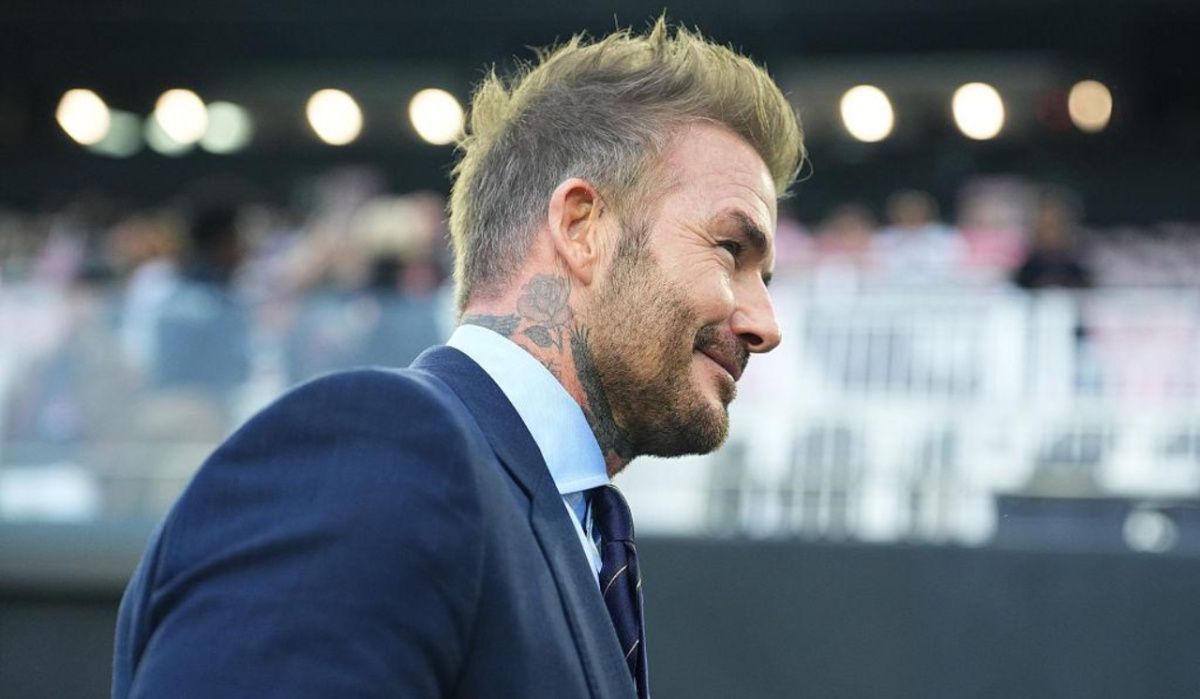 Дэвид Бекхэм поздравил Овечкина бутсами за рекордное достижение в НХЛ