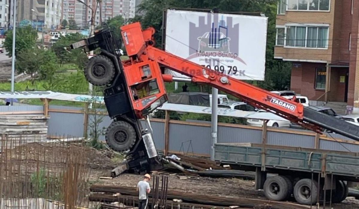 В Красноярске автокран упал на стройплощадке 