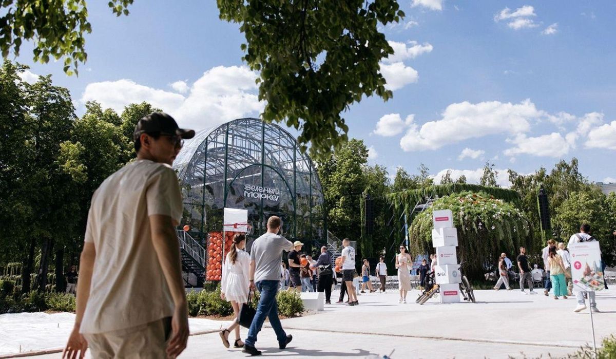 «Зеленый маркет» открылся на Болотной площади Москвы