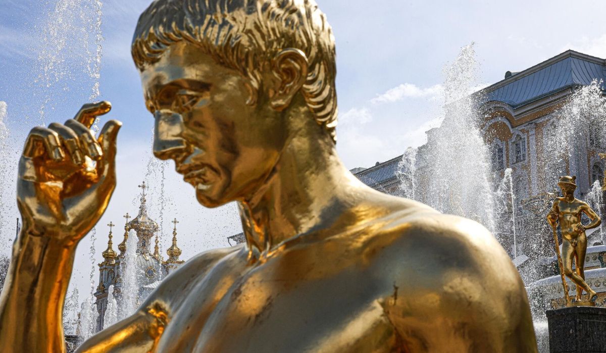 В Петербурге разместили плакаты о вреде поверий натирания памятников