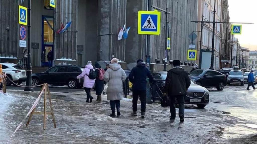 Травмированных петербуржцев из-за плохой уборки наледи становится все больше