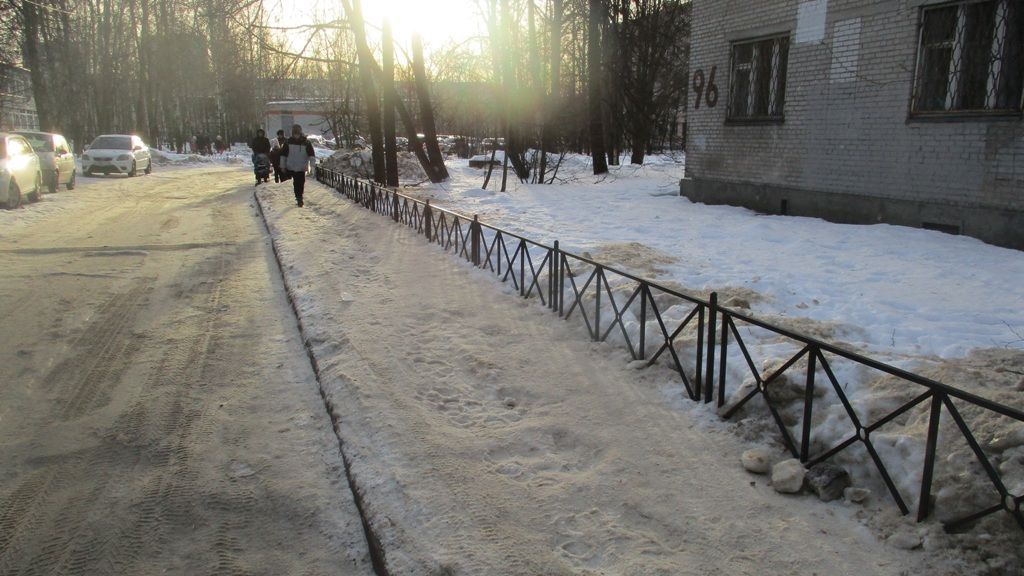 В Василеостровском районе Петербурга пенсионерка вышла убирать наледь вместо коммунальщиков